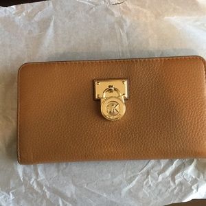 MK Wallet. Hamilton Traveler L Zip Around.